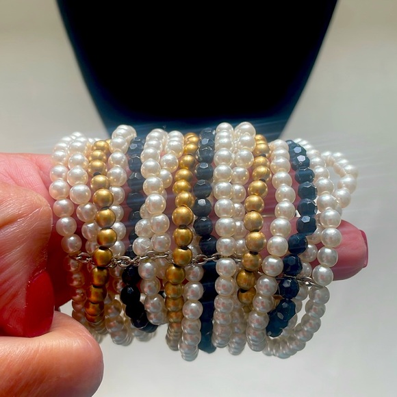 Women multi strand elastic bracelet. - Picture 3 of 3